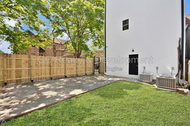 Building Photo - 2901 N Sacramento Ave