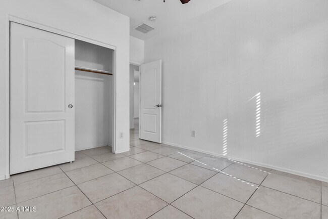 Building Photo - 2354 E Bellerive Dr