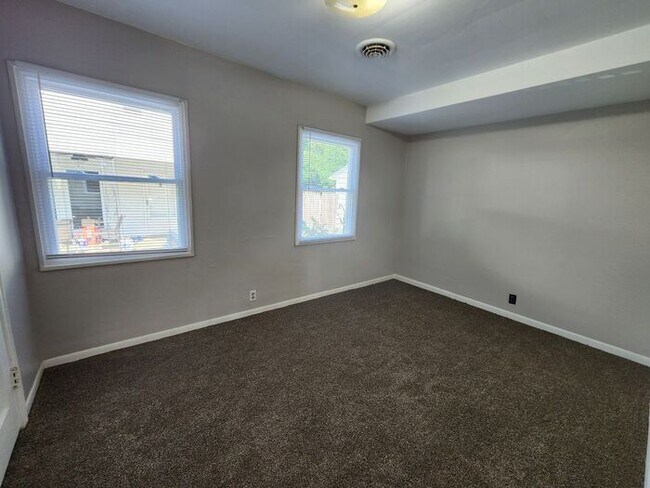 Building Photo - Charming Large 3 Bedroom Home in a Great N...