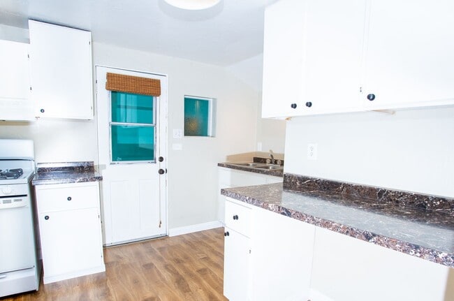 Building Photo - 915 E Balboa Blvd