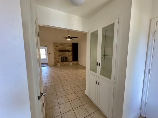 Building Photo - 2110 Meadow Brook Dr
