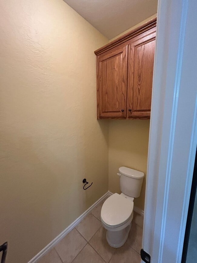 Building Photo - 4 bedroom, 2 bathroom NOW Available!