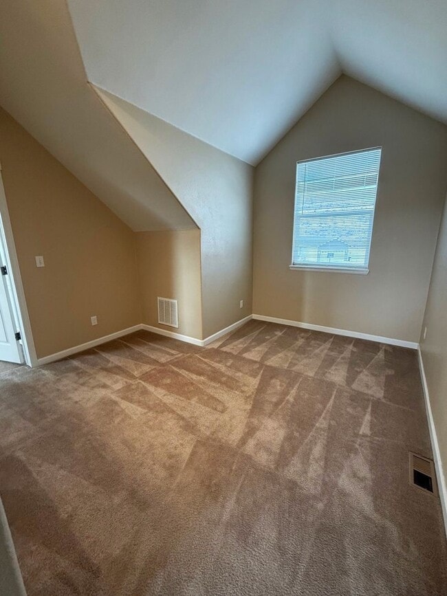 Building Photo - Gorgeous 4 bedroom with Triple Garage