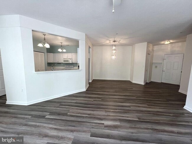 Building Photo - Beautiful 2 bedroom 2 baths condo in the gated community of Chestnut Point.