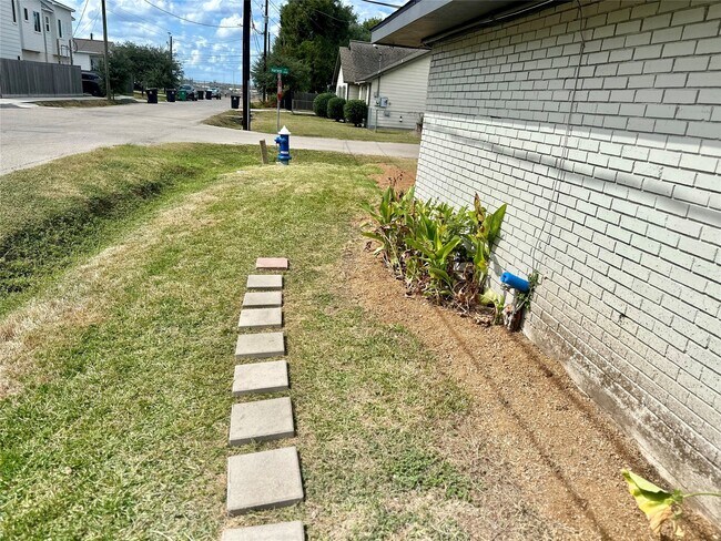 Building Photo - 5405 Suez St