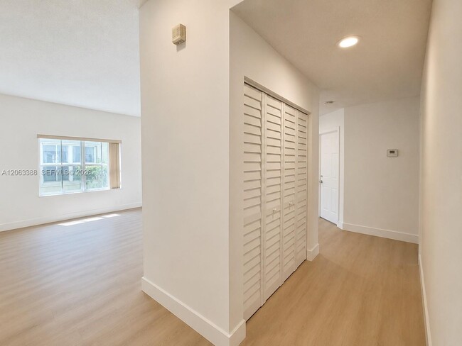 Building Photo - 837 Tanglewood Cir