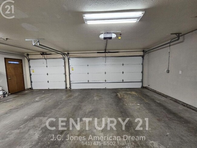 Building Photo - Prime Southern Oregon Location for the Outdoor Enthusiast