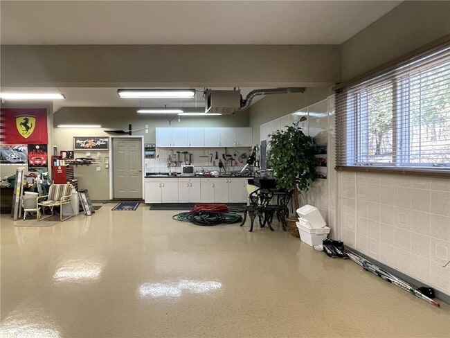 Building Photo - 3995 N Shore Dr