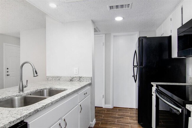 Building Photo - 4637 Country Creek Dr