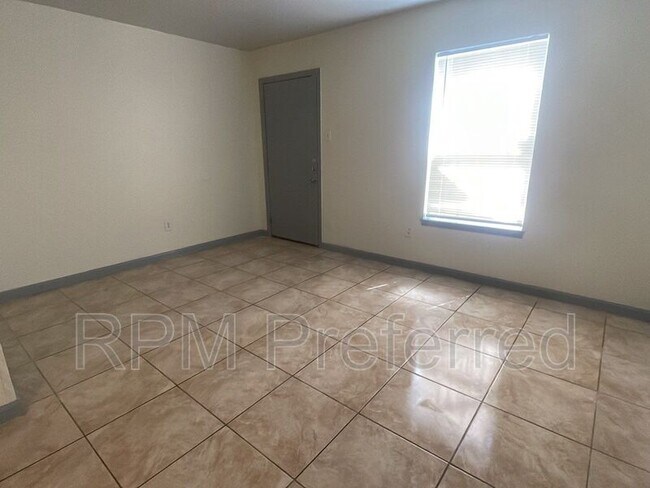 Building Photo - 1800 N Wayside Dr