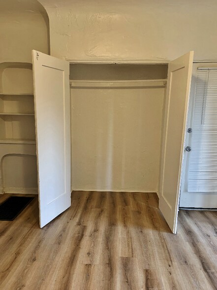 Building Photo - 808 N Poinsettia Pl