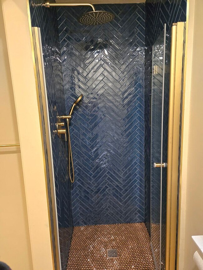 Building Photo - 5 Bedroom 4 Bathroom Home in Woodinville