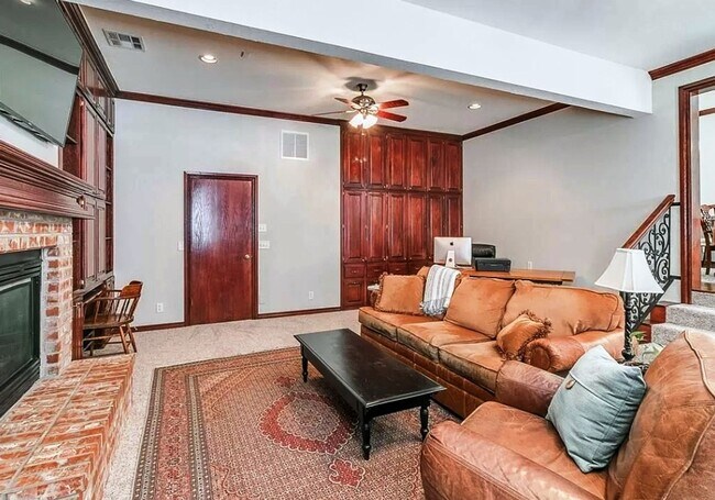 Building Photo - Executive Living in Norman complete with N...