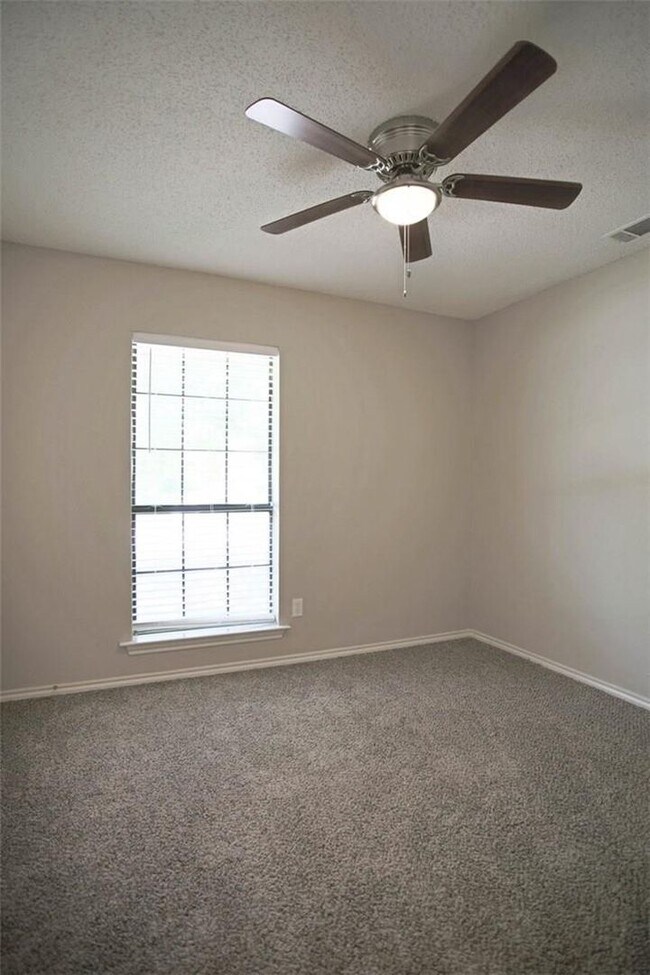 Building Photo - Spacious 3 Bedroom House in Carrollton!