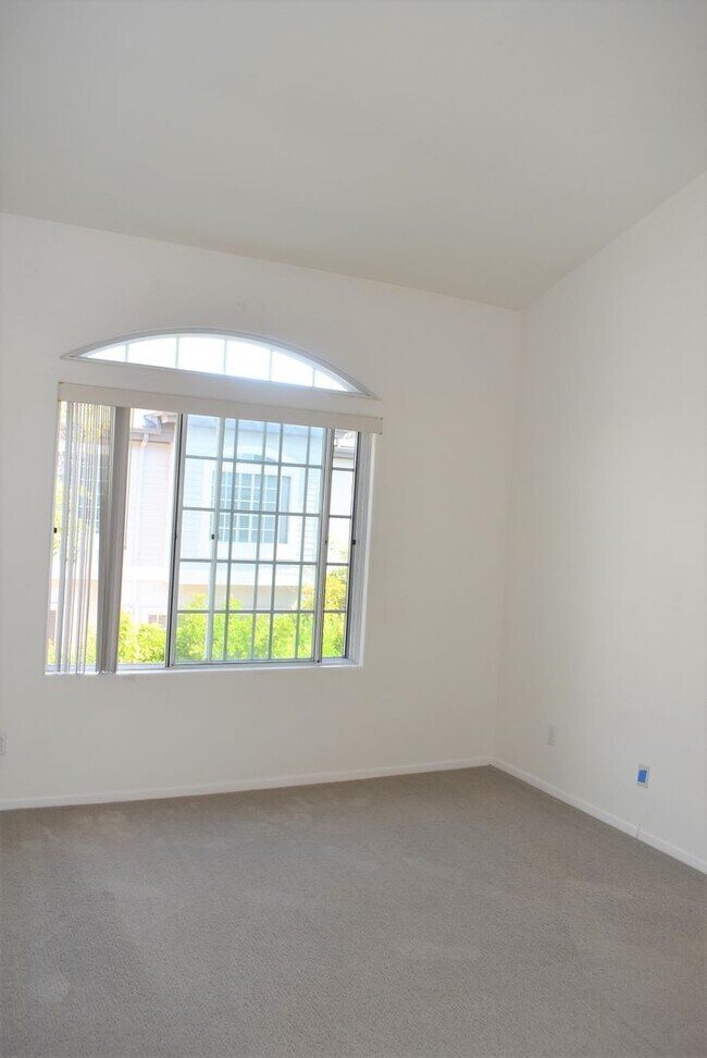 Building Photo - 3 Bedroom Townhome in La Jolla Village