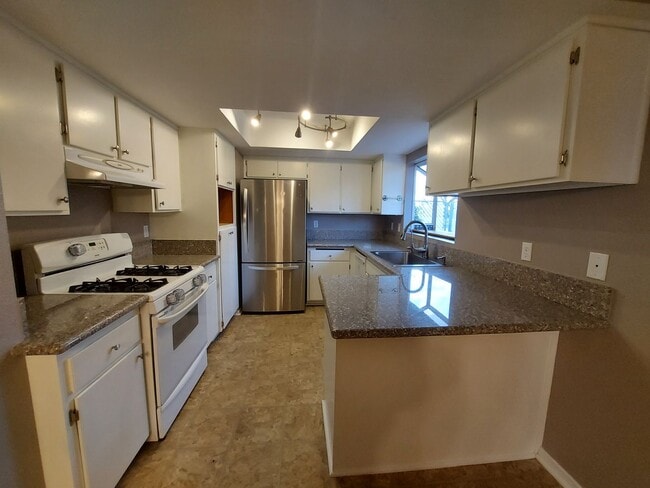 Building Photo - Cozy 2 Bedroom w/ Den close to JTNP