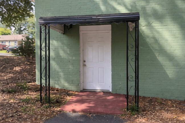 Building Photo - 290 Clisby Pl