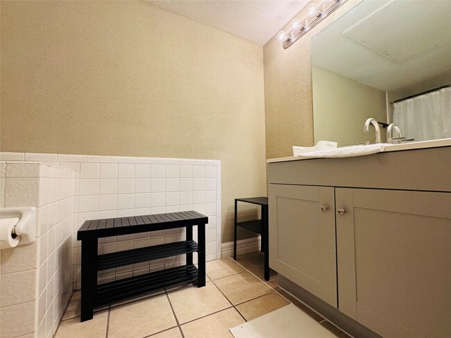 Building Photo - 2824 S Bartell Dr
