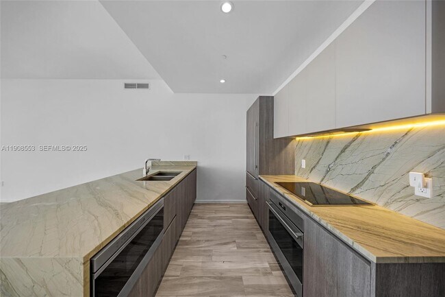 Building Photo - 801 S Miami Ave