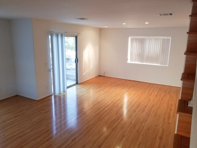 Downstairs w/ Balcony - 613 E Verdugo Ave