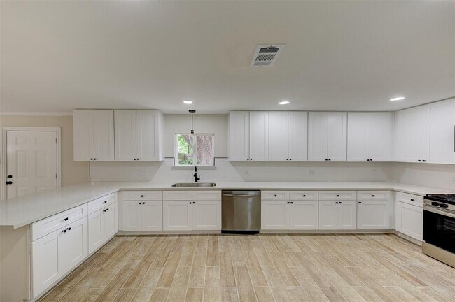 Building Photo - 8826 Robindell Dr