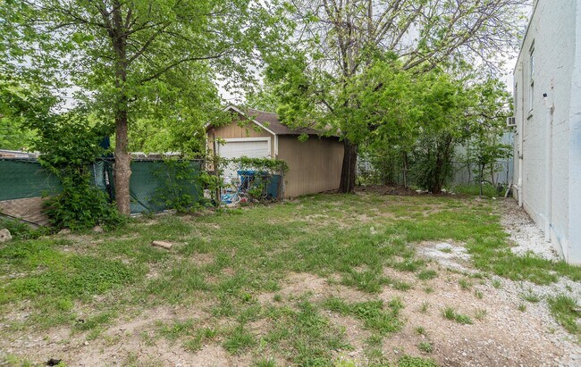 Building Photo - 2737 Stuart Dr