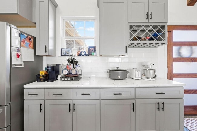 Building Photo - 1000 Stone Hill St