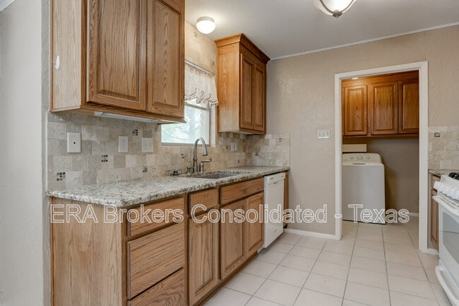 Building Photo - 3214 Leyte St