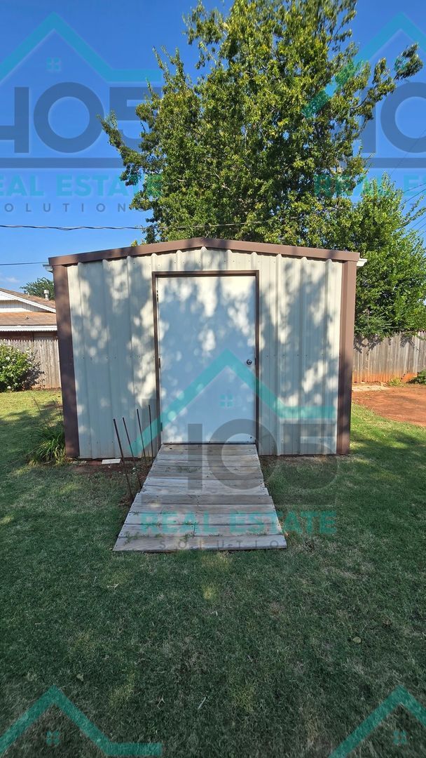 Building Photo - 3 Bed 2 Bath with ALL the Amenities!