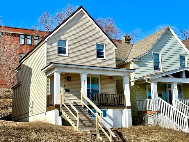 Building Photo - AVAILABLE JUNE/JULY - Remodeled 3 Bed 1.5 ...