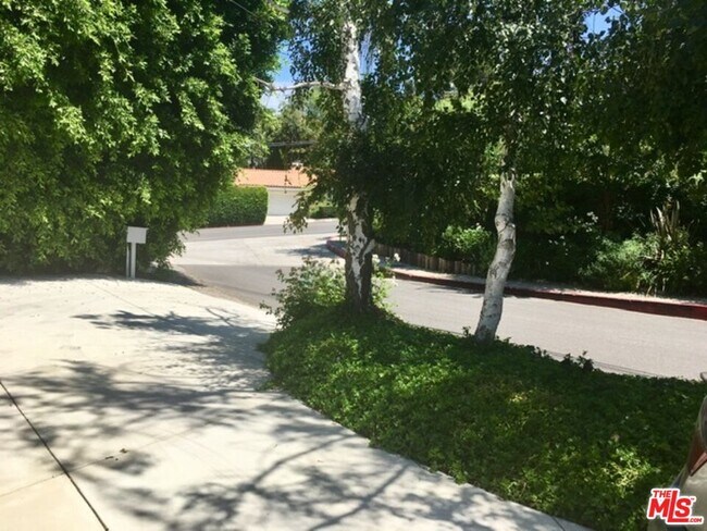Building Photo - 4031 Hollyline Ave