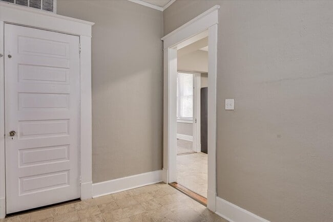 Building Photo - 933 Russell St