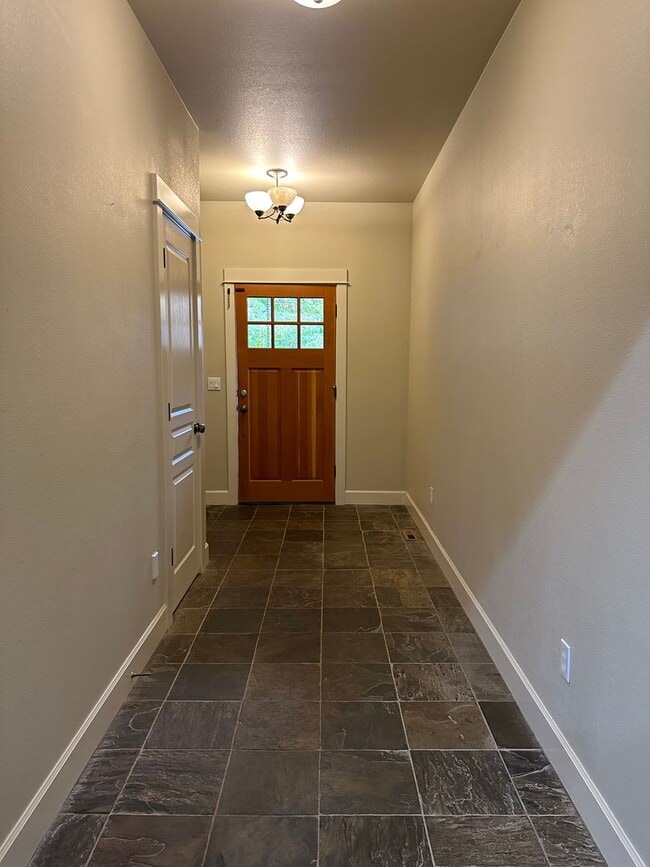 Building Photo - Cozy 3 Bed, 2 Bath Home located on the Eas...