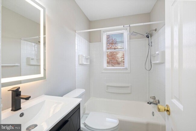 Building Photo - 883 Bellevue St SE