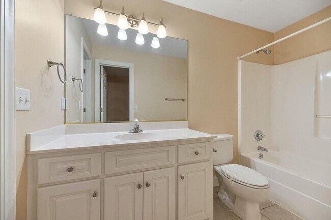 Building Photo - AVAILABLE NOW: 4 Bed 3.5 Bath in Coosaw Cr...