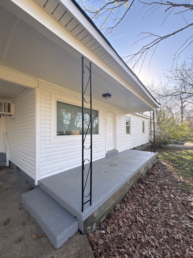 Building Photo - 668 Coach St