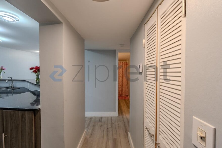 Building Photo - Unit 505