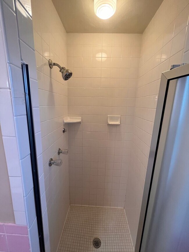 Building Photo - Upgraded 3 bed 2 bath large backyard