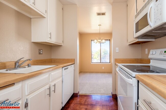 Building Photo - Sunburst Community | Condo | Garage | Balcony