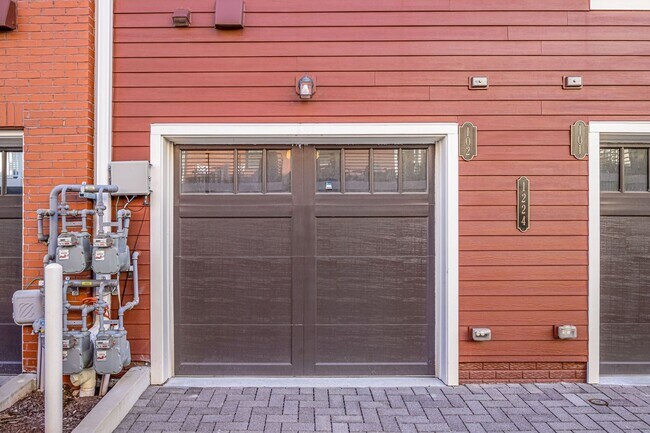 Building Photo - Updated 3br/2.5ba Condo Townhome Alexandria Walk to Metro