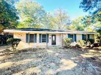 Building Photo - ** 3 bed 2 bath located off perry hill ** ...