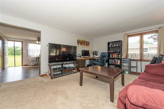 Building Photo - 2 Bed 1.5 Bath Townhome