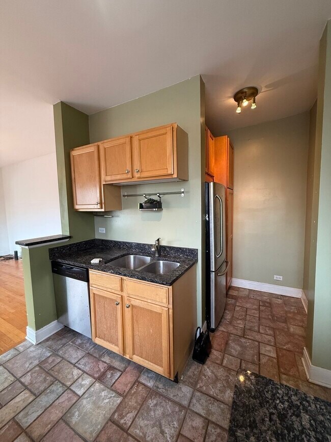 Building Photo - 928 W Sunnyside Ave