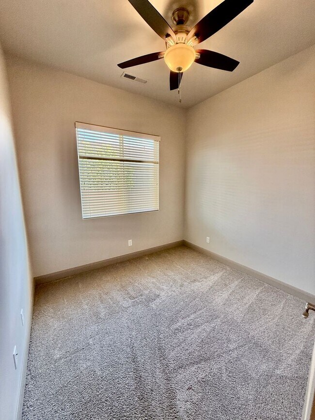 Building Photo - Spacious 2-Bedroom Duplex with Den & Fence...