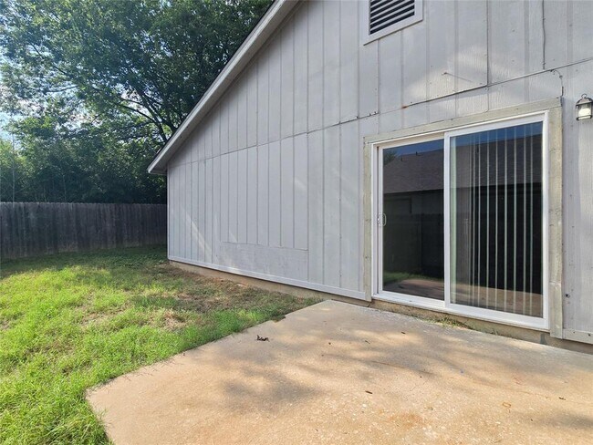 Building Photo - 626 Greenlawn Blvd