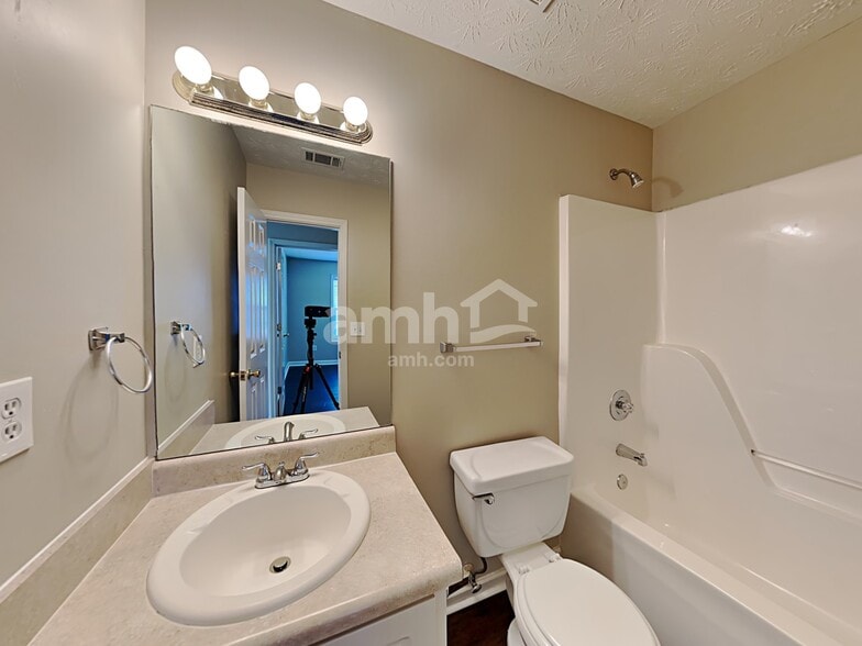 Building Photo - 682 Simon Park Cir