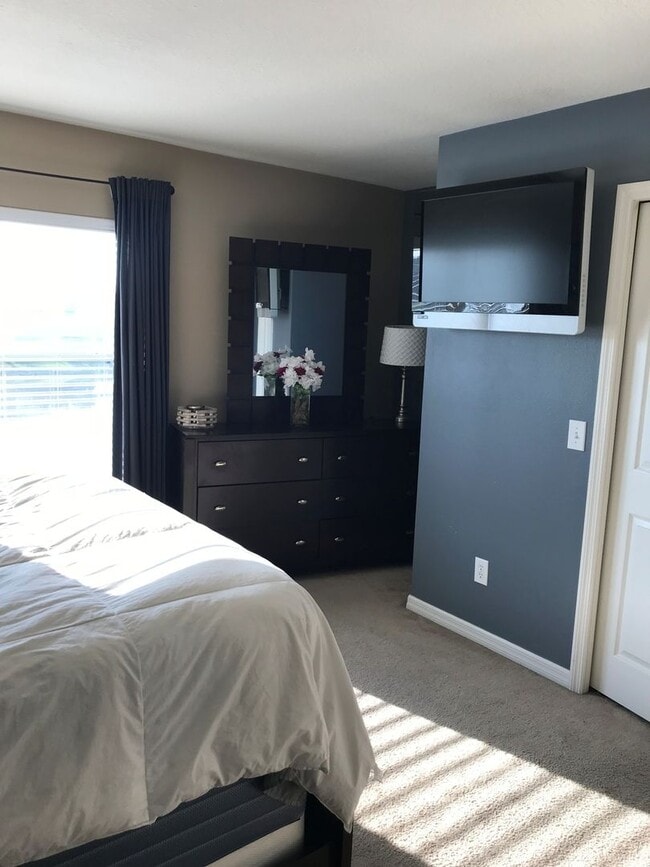 Building Photo - 2 Bedroom 2.5 Bathrooms Luxury Townhome in...