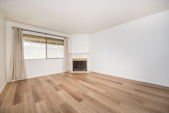 Building Photo - Remodeled Townhome