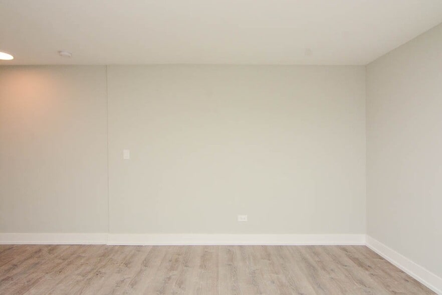 Building Photo - 450 W Barry