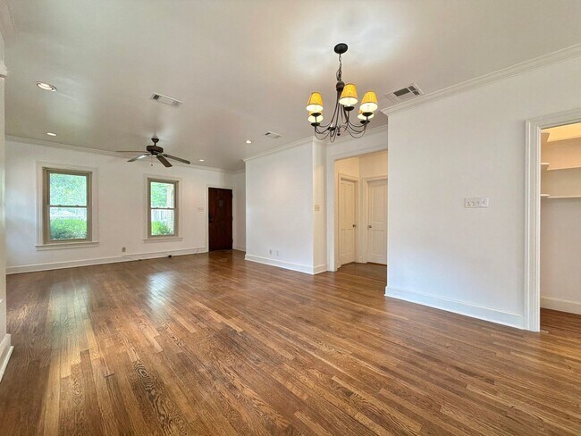 Building Photo - 903 E 38th St